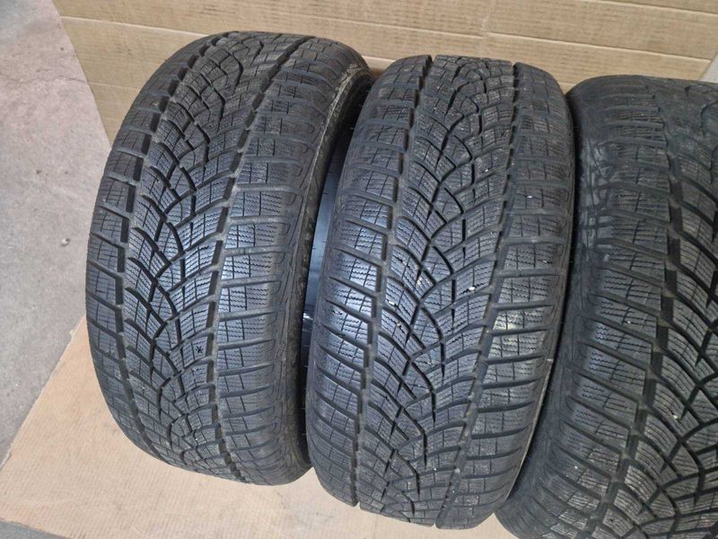 4 Goodyear R17 225/50/ 
зимни гуми 
DOT3219