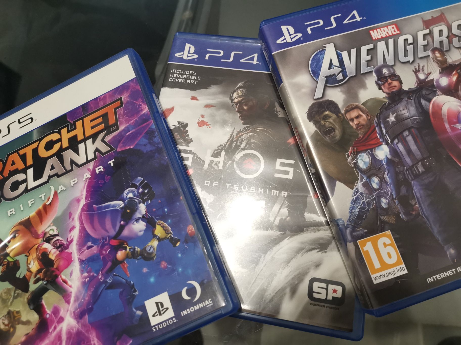 Плейстейшън 5 с два джойстика + ps5 portable