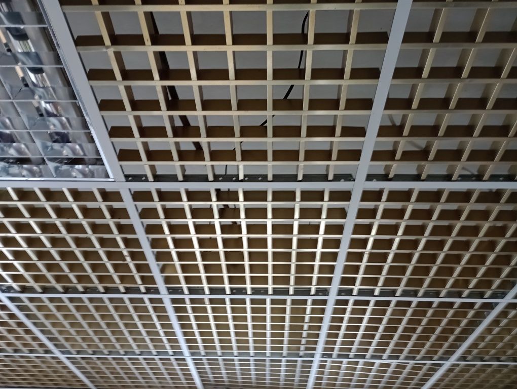 Окачен решетъчен таван.Подходящ за заведение