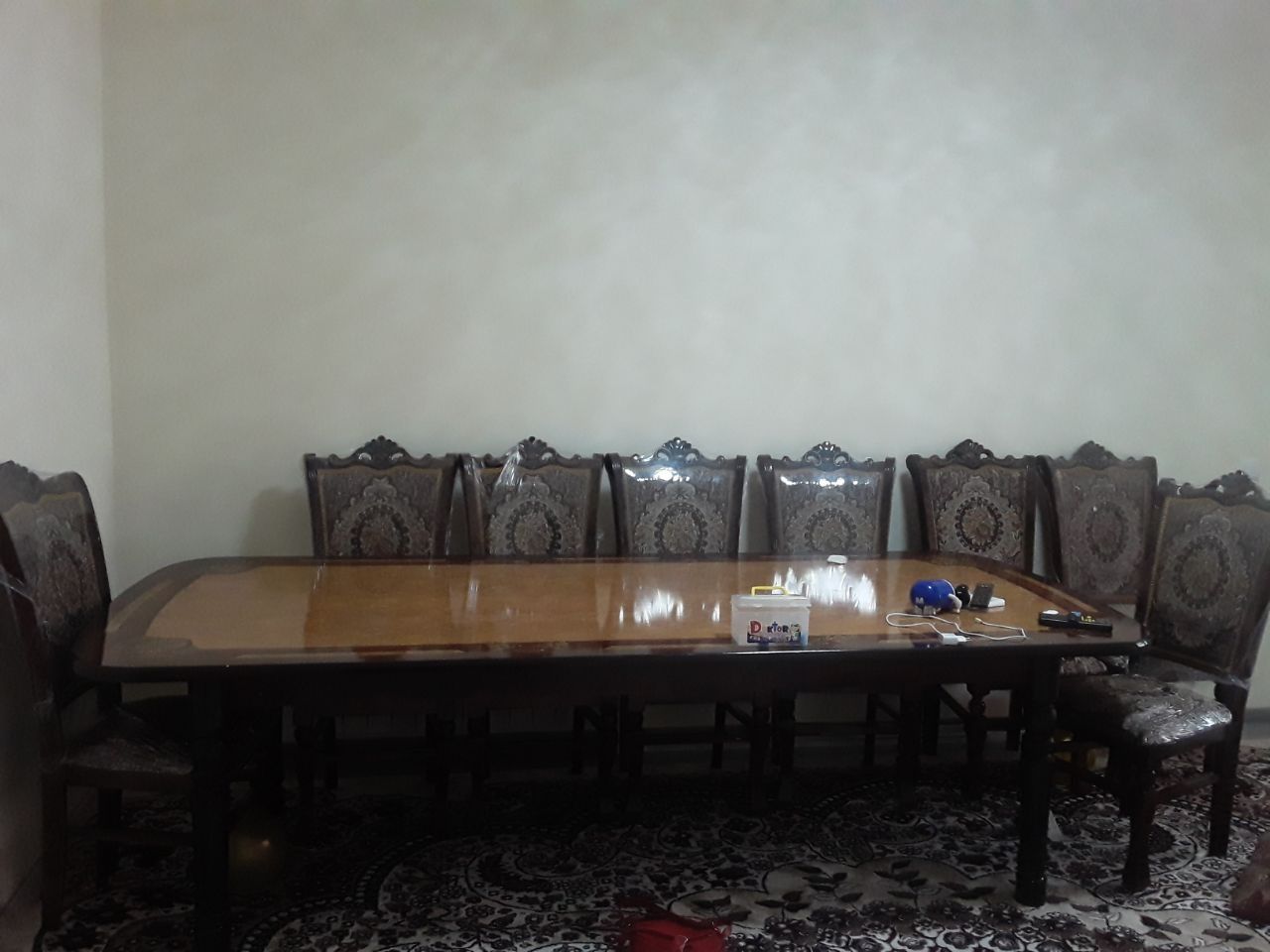 Faqat stolni o'zi sotiladi stullar sotilmaydi