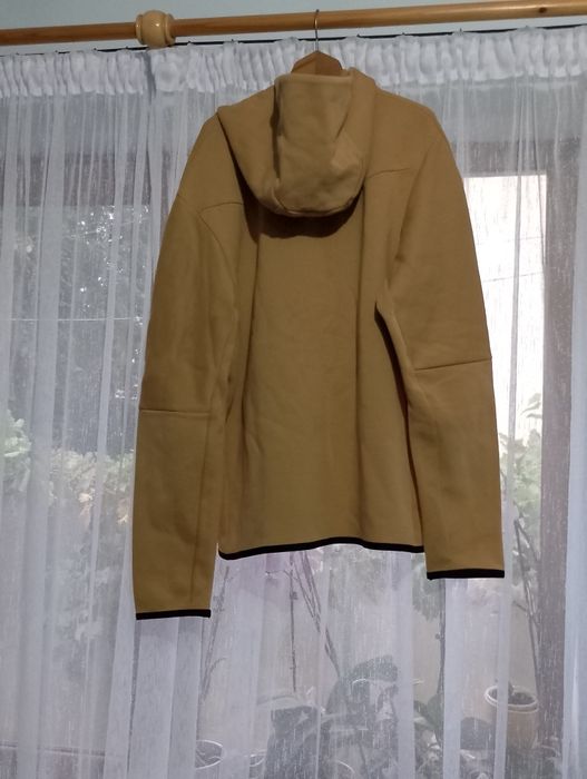 ЧИСТО НОВО горнище на Nike tech fleece бежов