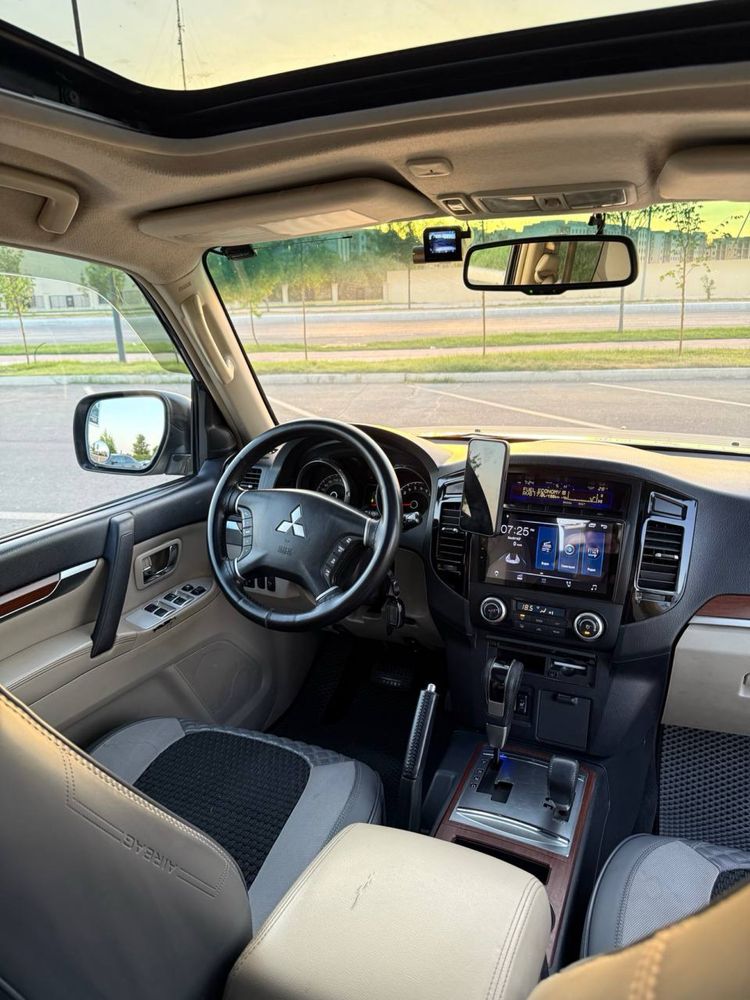 Продам Mitsubishi Pajero IV. Да, тот самый внедорожник.