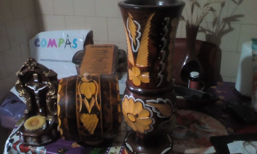 Vaza de lemn sculptata,butoi ornamental,statuieta