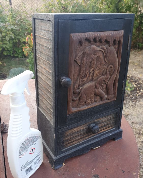 Малък шкаф с дърворезба