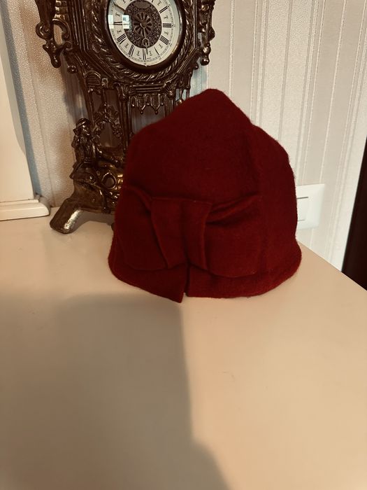 Palarie / caciula , eleganta cu fundita , din lana virgina , noua