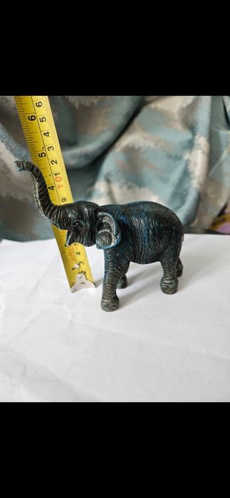Elefant cu trompa în sus