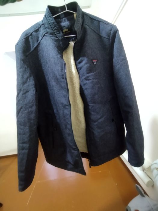 Мужская куртка качественная, тёплая и удобная.