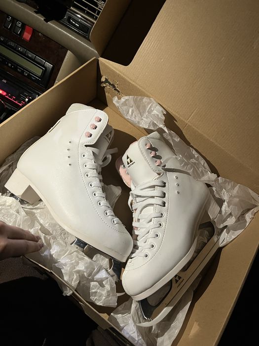 Продам новые коньки для фигурного катания