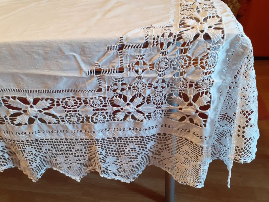 Față de masa cu broderie si dantela