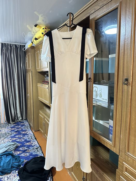 платье белая с замком