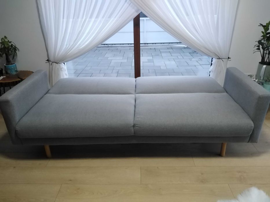Vand canapea 3 locuri, extensibila, culoare gri.