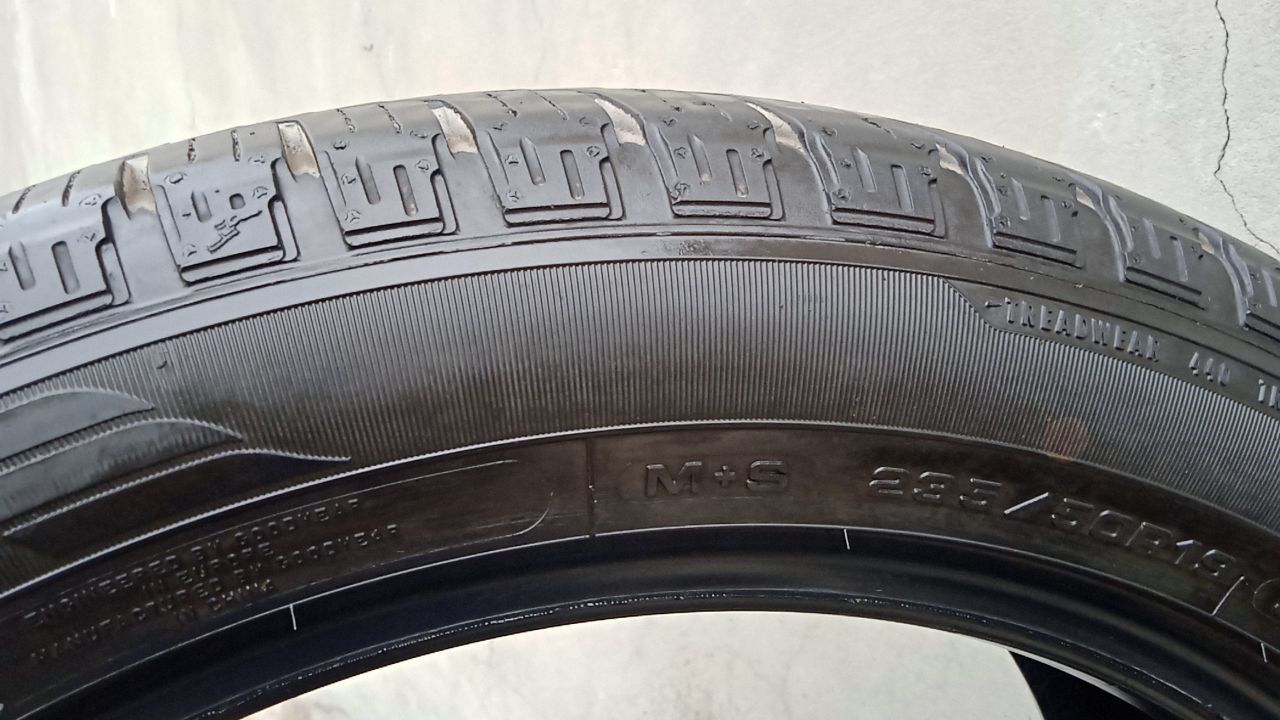 235 50 R19 Goodyear