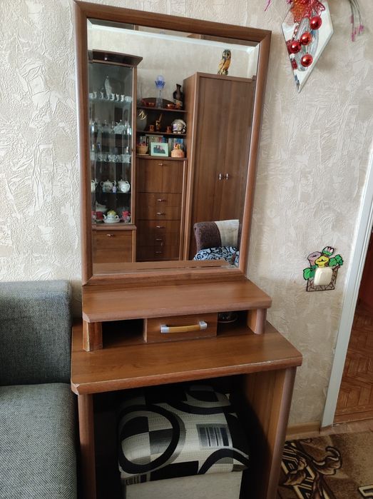 Зеркало с тумбой
