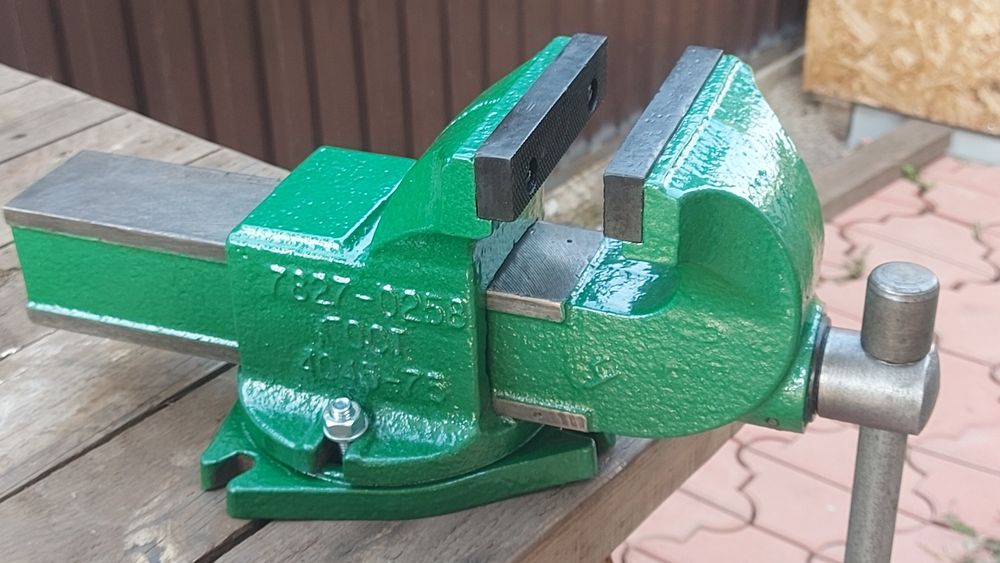 Тисы , тиски  СССР