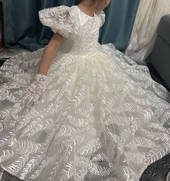 Платье для принцессы. Очень красивое,нежное и нарядное. Шикарное!