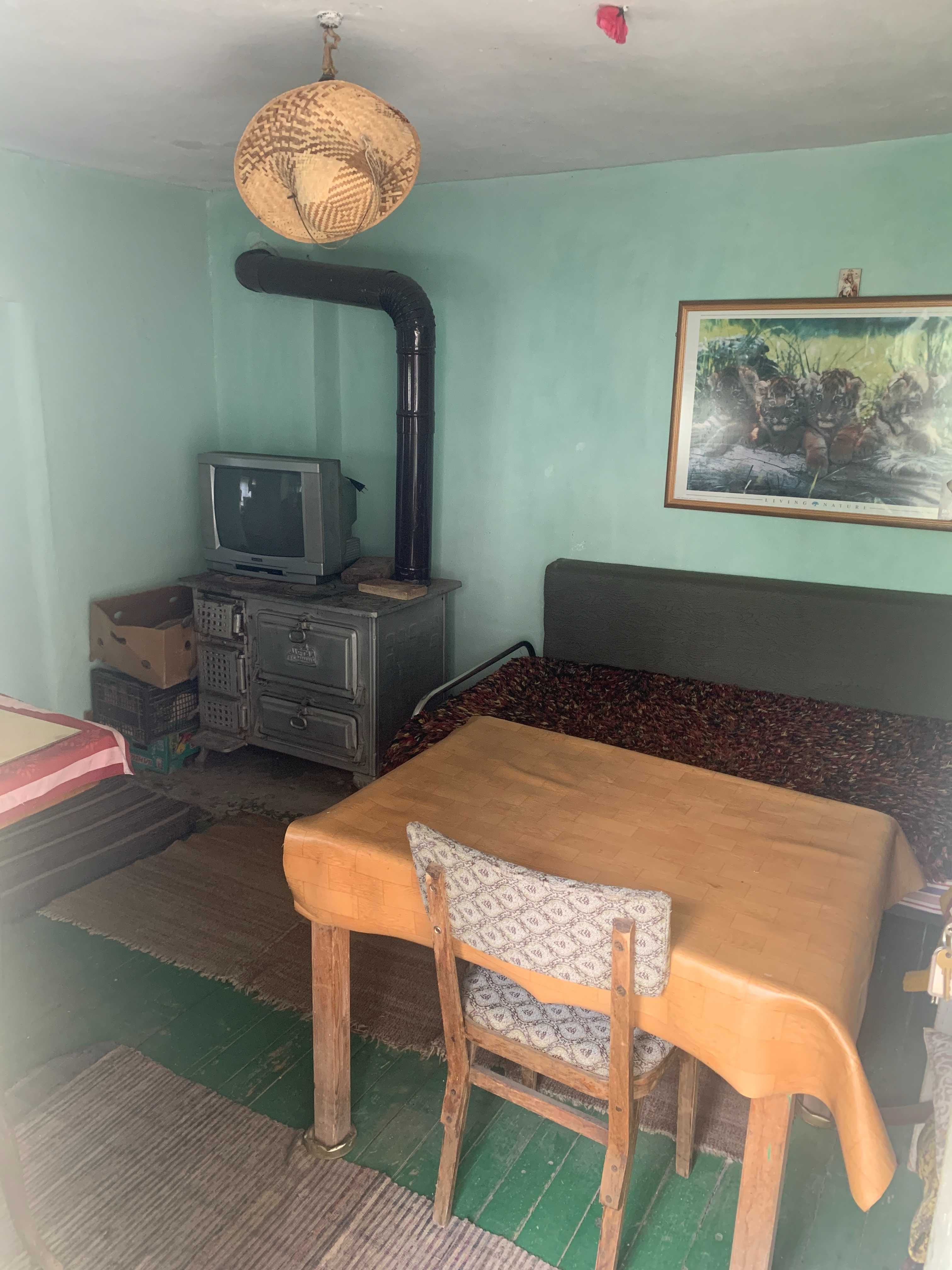 ДВЕ КЪЩИ с двор в центъра на кв. Сушица