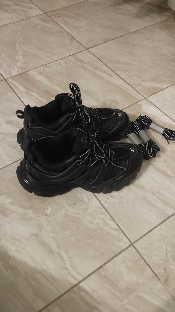 Balenciaga track с кутия и резервни връзки