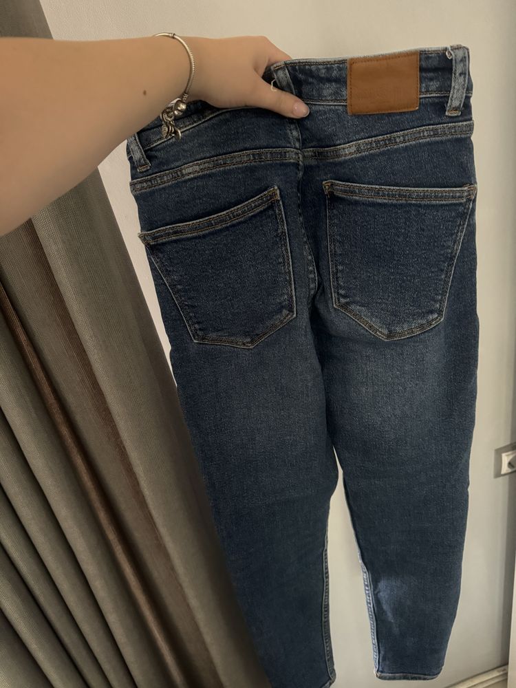 Дънки на Zara, Bershka