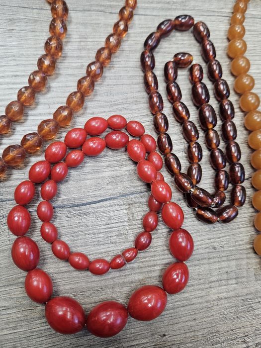 Кехлибарени стари  гердани.