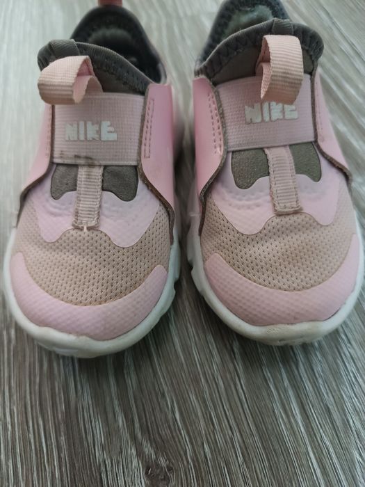 Сандали, пантофи, маратонки