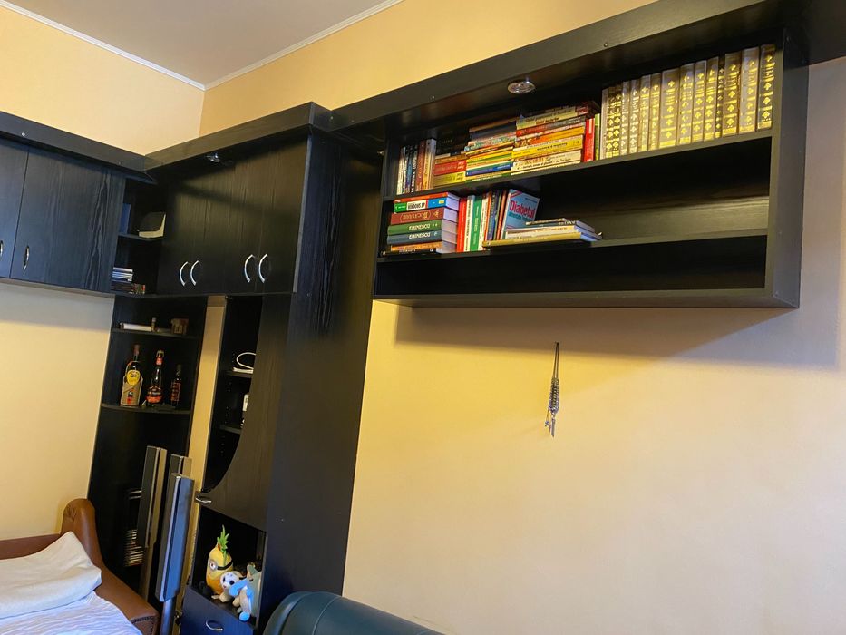 Dormitor  cu biblioteca suspendata