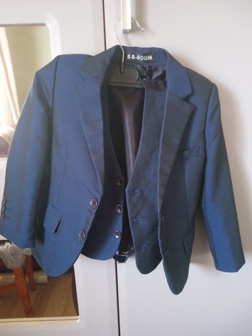 Vând costum copii  3 piese -nr 104