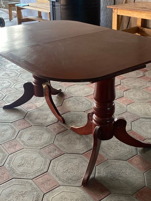 Большой, красивый стол