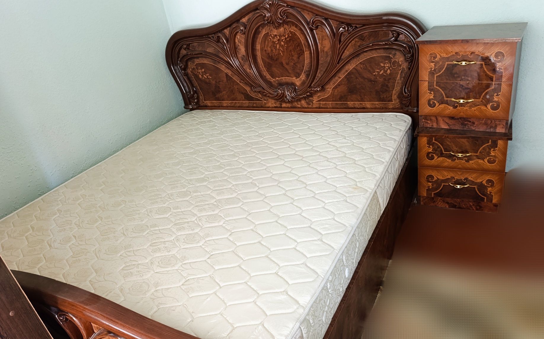 Срочно!!! 2 kishilik yotoq mebeli, matras, 2ta tumbochkasi bilan