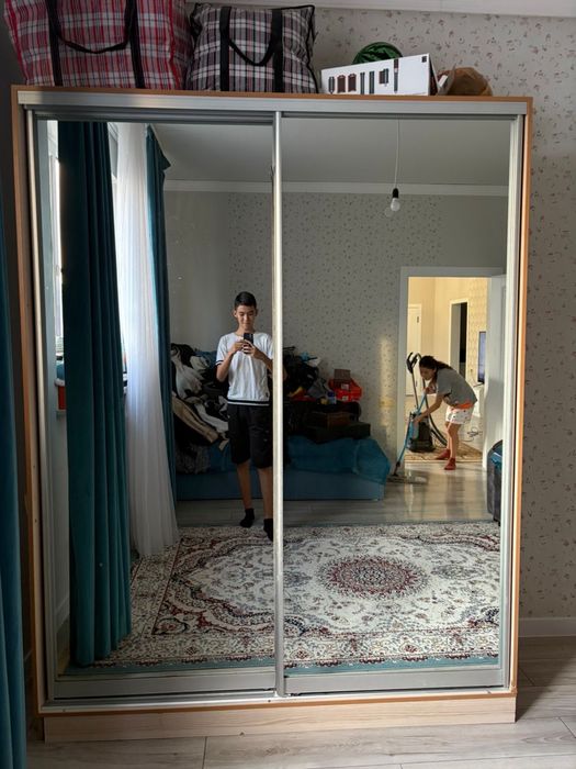 Шифоньер размер 2м уже в разобномном виде стоит