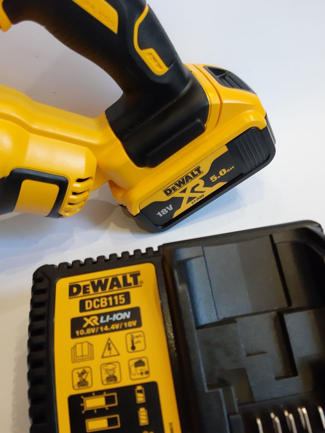 DeWALT DCS367Саблен Трион 18V Безчетков +5AH Батерия и Зарядно