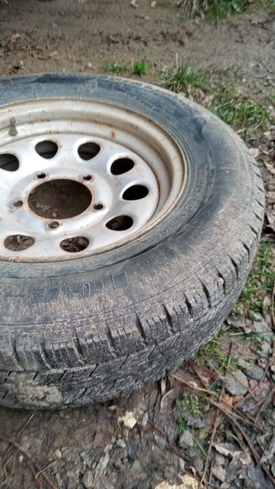 Vând 4 cauciucuri cu tot cu jante
