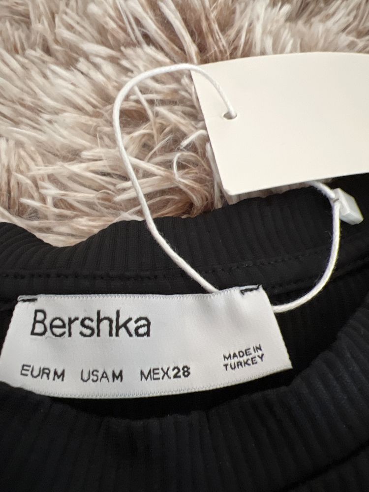 Bluza neagra Bershka marimea M noua cu eticheta