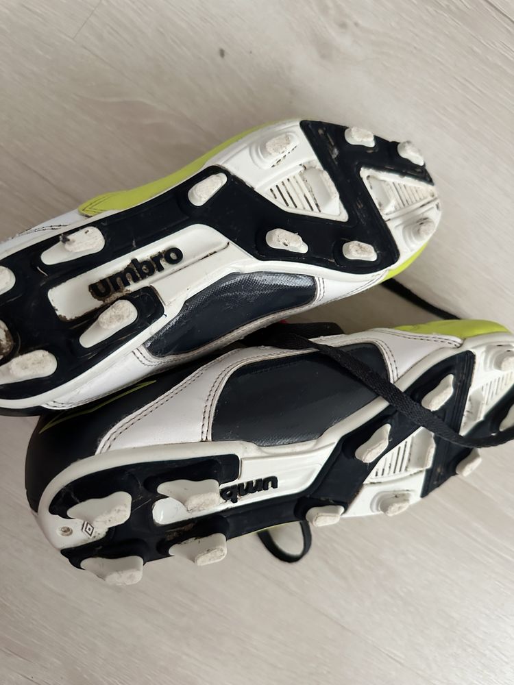 Футболни бутонки Umbro