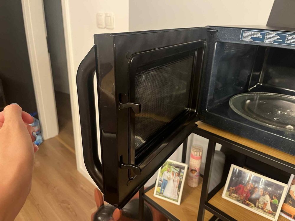 Продавам микровълнова фурна Samsung Ceramic 800W