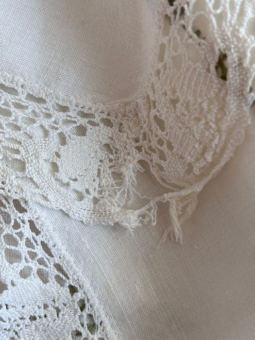 Красива покривка с нежна бродерия