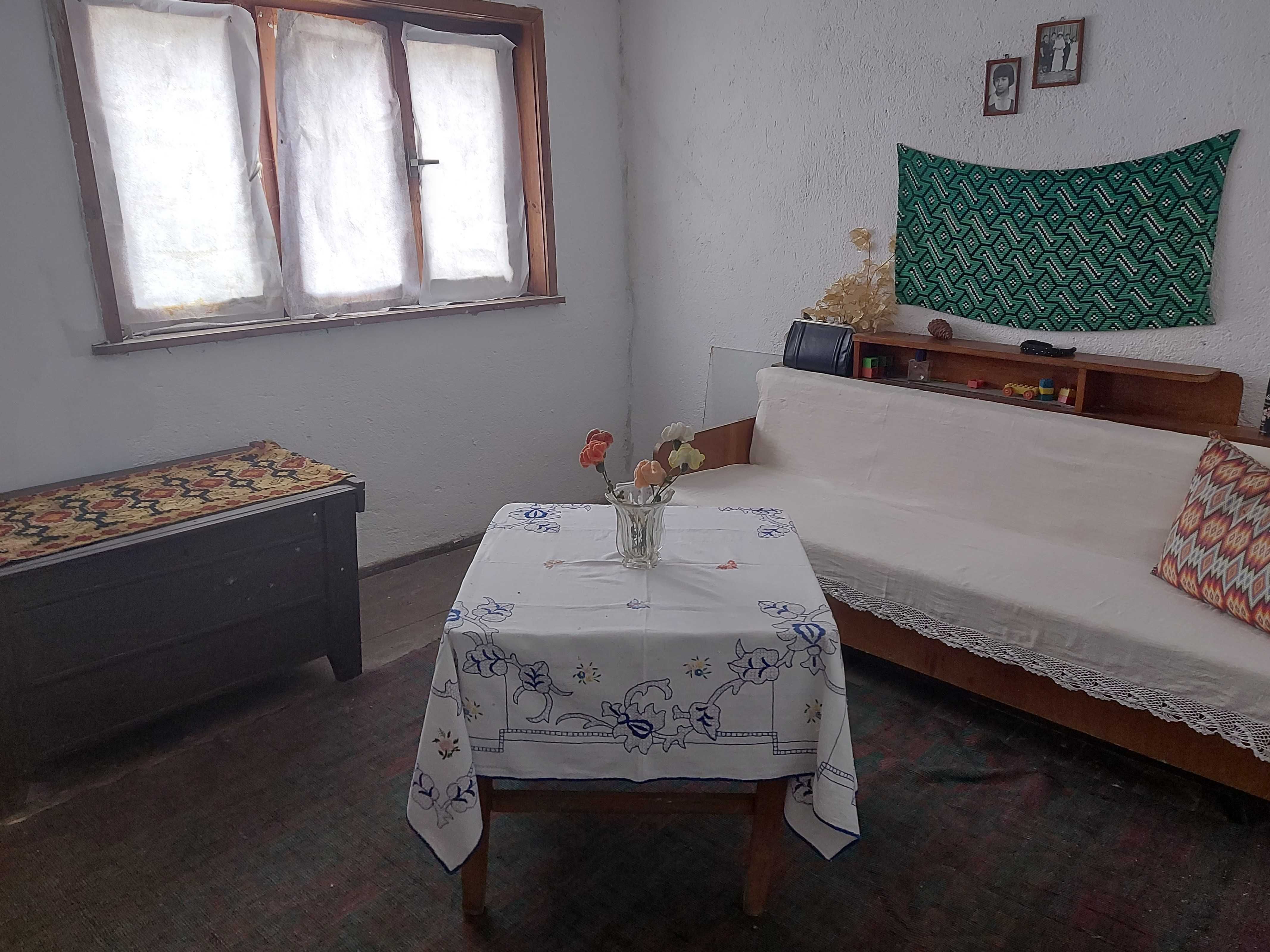 1. 7 дка парцел в регулация + Къща + Плевня, до река, на главен път