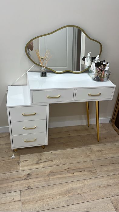 Продам туалетный стол с зеркалом