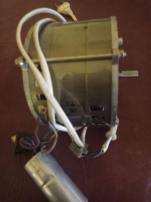 Vând Electomotor alimentat la curent  de 220 v