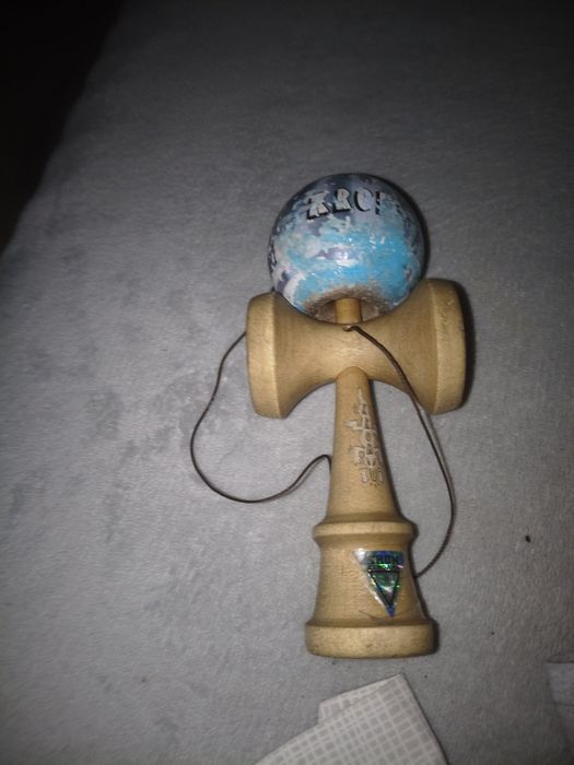 Vând kendama yui limited edition semnată de mitica și cornel