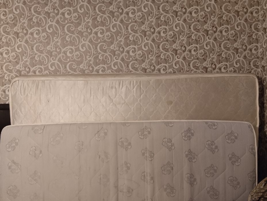 Отдам два матраса.Белый матрас200×220.Серый для 1.5 кровати.Даром.