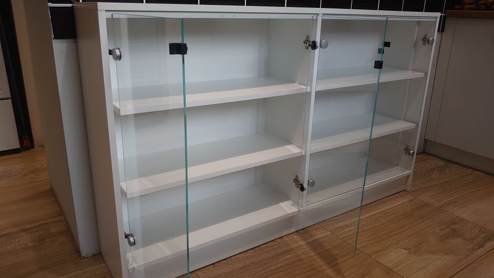 Витрина със стъклени врати