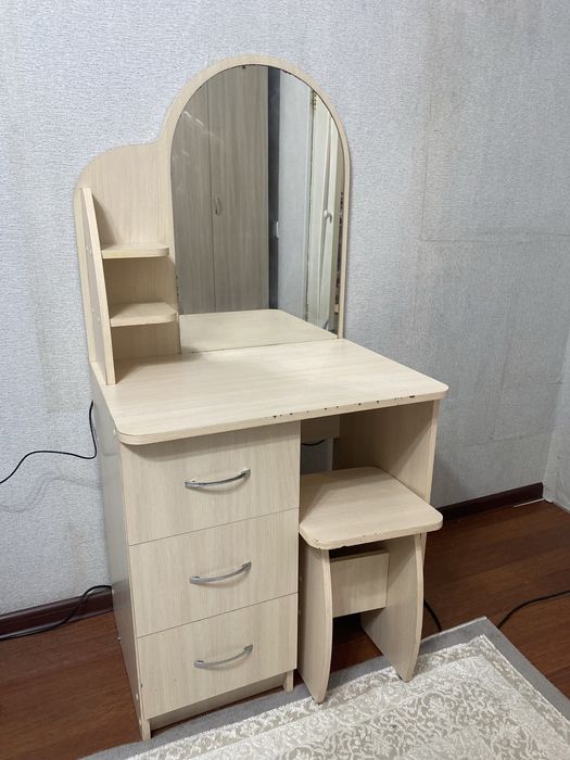 Продам дамский столик