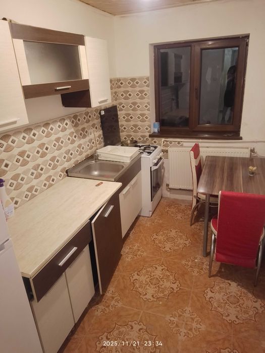Închiriez garsonieră la casa 35 mp