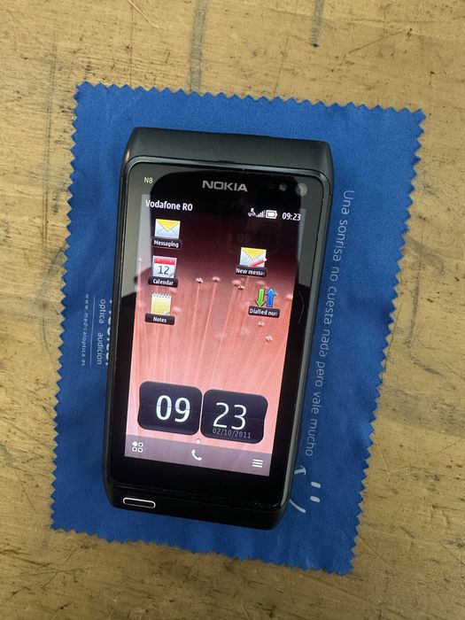 Nokia n8 negru la culoare