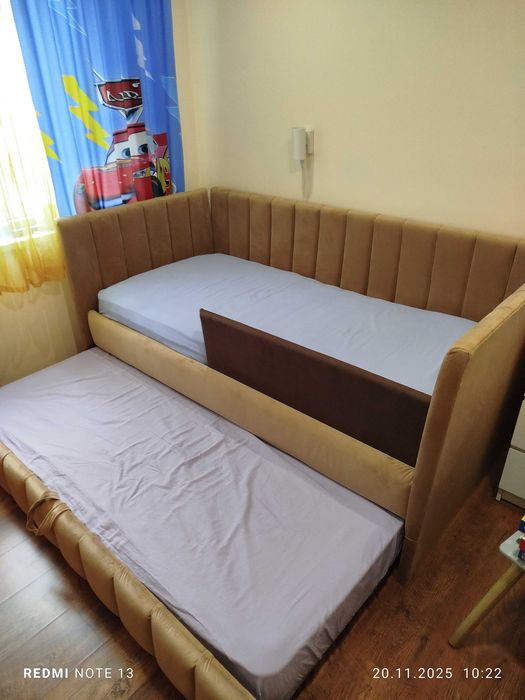 Продавам две тапицирани легла с дърпащи се легла сандвич. Без матраци