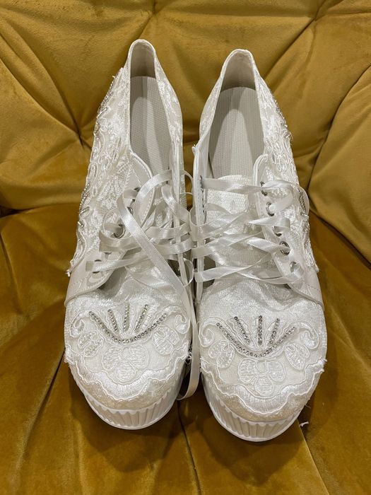 Бели обувки на платформа