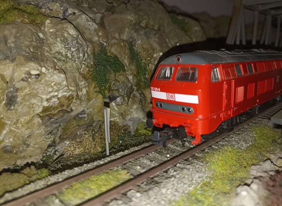 Locomotiva roco BR 215
Lumini frontale
Mufă pentru decodor digital
Tra