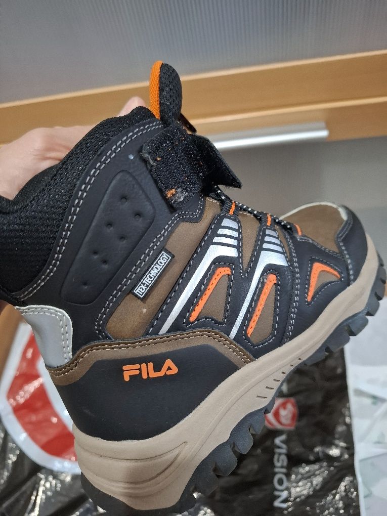 Продавам нови зимни боли за момче,марка Fila