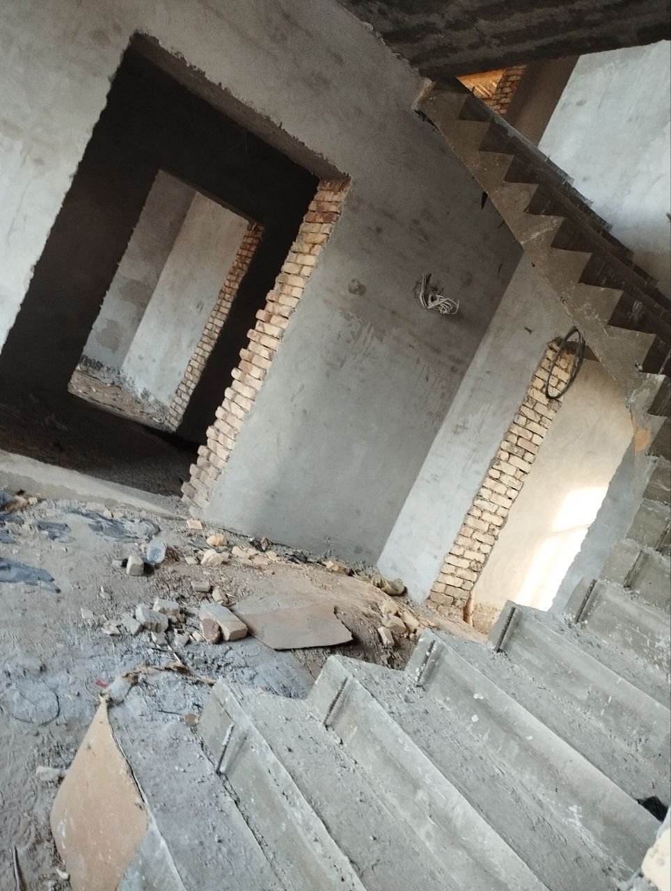 Телецентрда 2 этажлы уй сатылды.