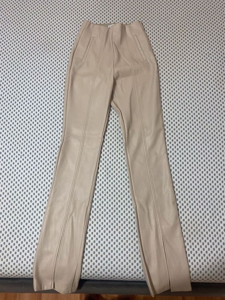 Pantaloni piele bej Stradivarius